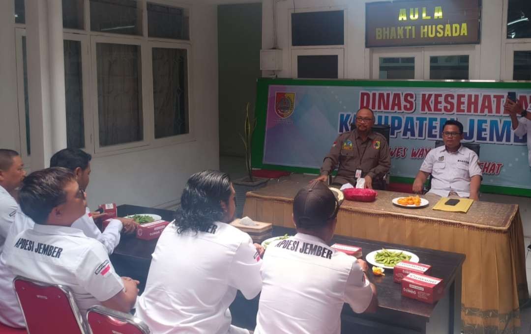 Apdesi Jember saat berdiskusi dengan Kepala Dinas Kesehatan Jember (Foto: Istimewa)