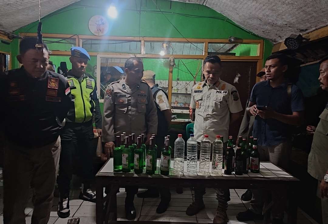 Puluhan botol miras diamankan dari eks lokalisasi BC. (Foto: Deni Lukmantara/Ngopibareng.id)