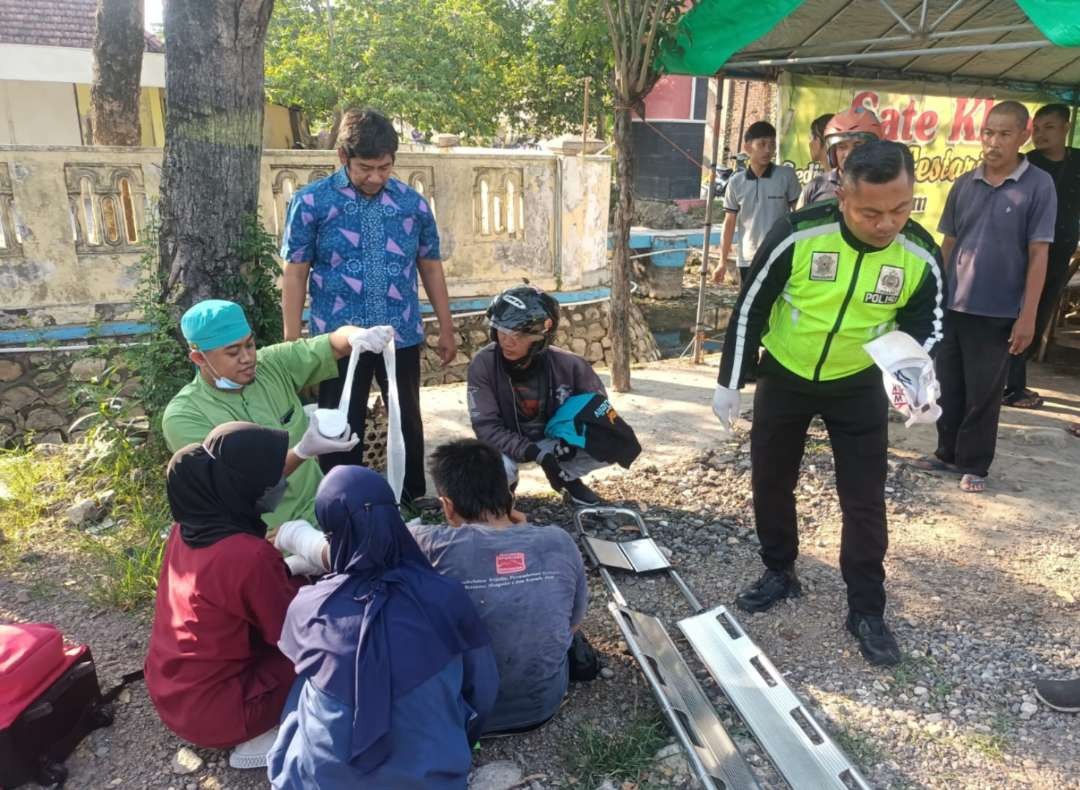 Anggota Satlantas Polres Lamongan dan tenaga medis sedang mengevakuasi korban (Foto: Istimewa)