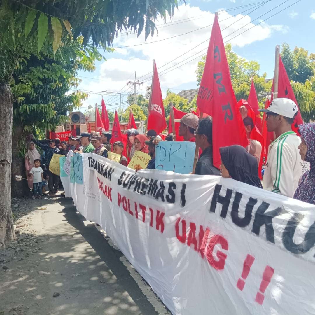 KRPK Blitar melakukan aksi memperingati Hari Anti Korupsi, mendesak kejaksaan negeri untuk ikut menekan praktik politik uang di Pemilu tahun 2024. (Foto: Choirul Anam/Ngopibareng.id)