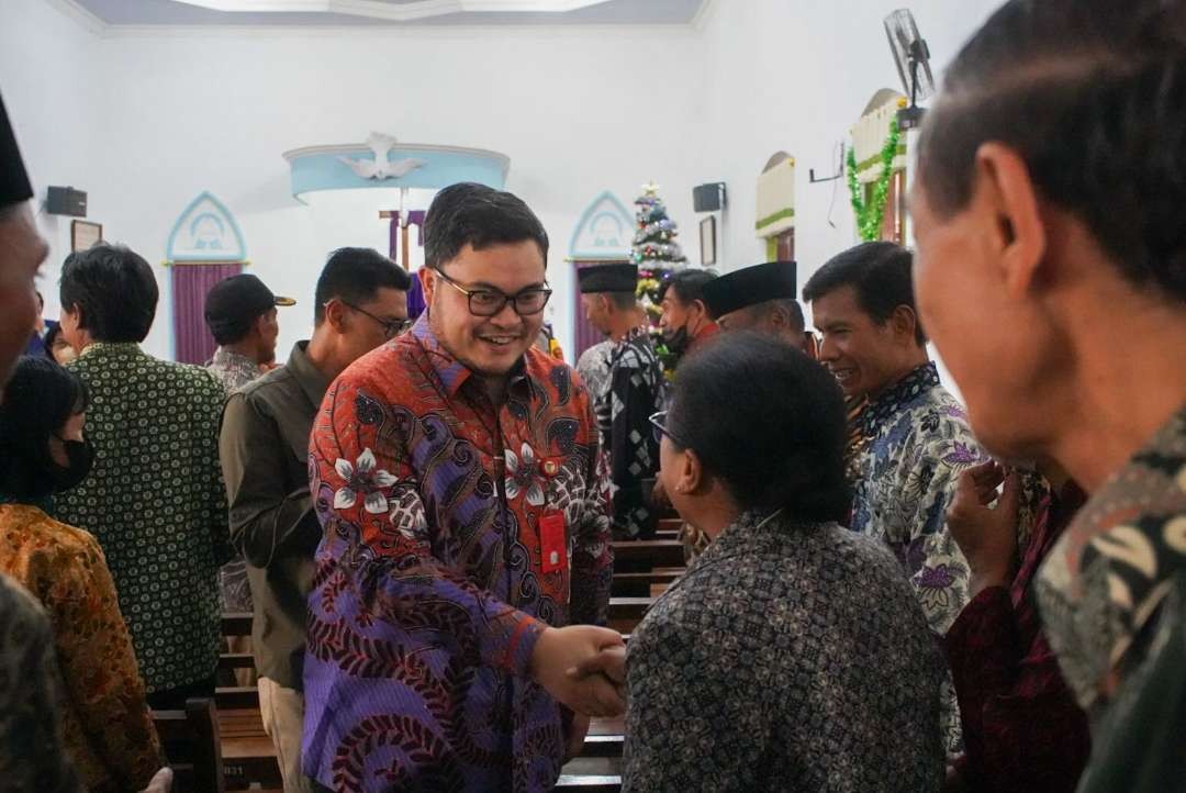 Kunjungi GKJW Sambirejo, Pendeta Suwito Bersyukur Terima Kado Natal dari Mas Dhito (Foto: Istimewa)