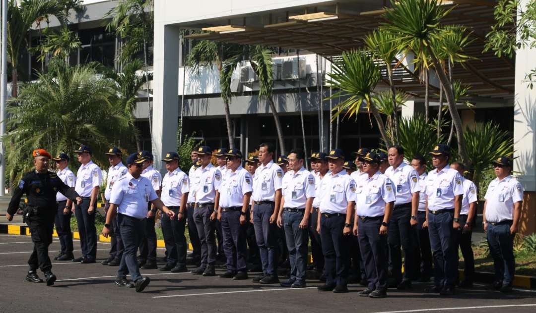 EVP KAI Daop 8 Surabaya, Wisnu Pramudyo saat melakukan Apel pagi persiapan pengamanan libur Nataru. (Foto: Pita Sari/Ngopibareng.id)