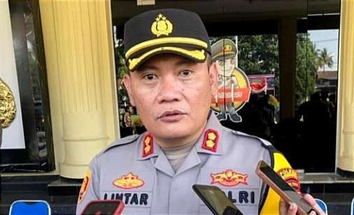 Kapolres Bondowoso, AKBP Lintar Mahardhono mengimbau warga liburan Nataru 2024 menitipkan mobilnya di kantor Polisi demi keamanan. (Foto: Guido/Ngopibareng.id)