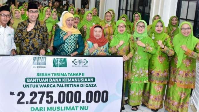 Ketua Umum PP Muslimat NU, Khofifah Indar Parawansa, menyerahkan bantuan kemanusiaan dari Muslimat NU untuk Palestina di Kantor PBNU Jl. Kramat Raya No 164 Jakarta, Rabu (20 Desember 2023) malam. (Foto:Muslimat NU)