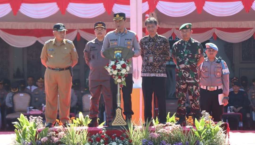 Kapolres Malang, AKBP Putu Kholis Aryana, saat memimpin Apel Gelar Pasukan Operasi Lilin 2023 di halaman Kantor Bupati Malang, Kecamatan Kepanjen, Kabupaten Malang, pada Kamis, 21 Desember 2023. (Foto: Moh Badar Risqullah/Ngopibareng.id)