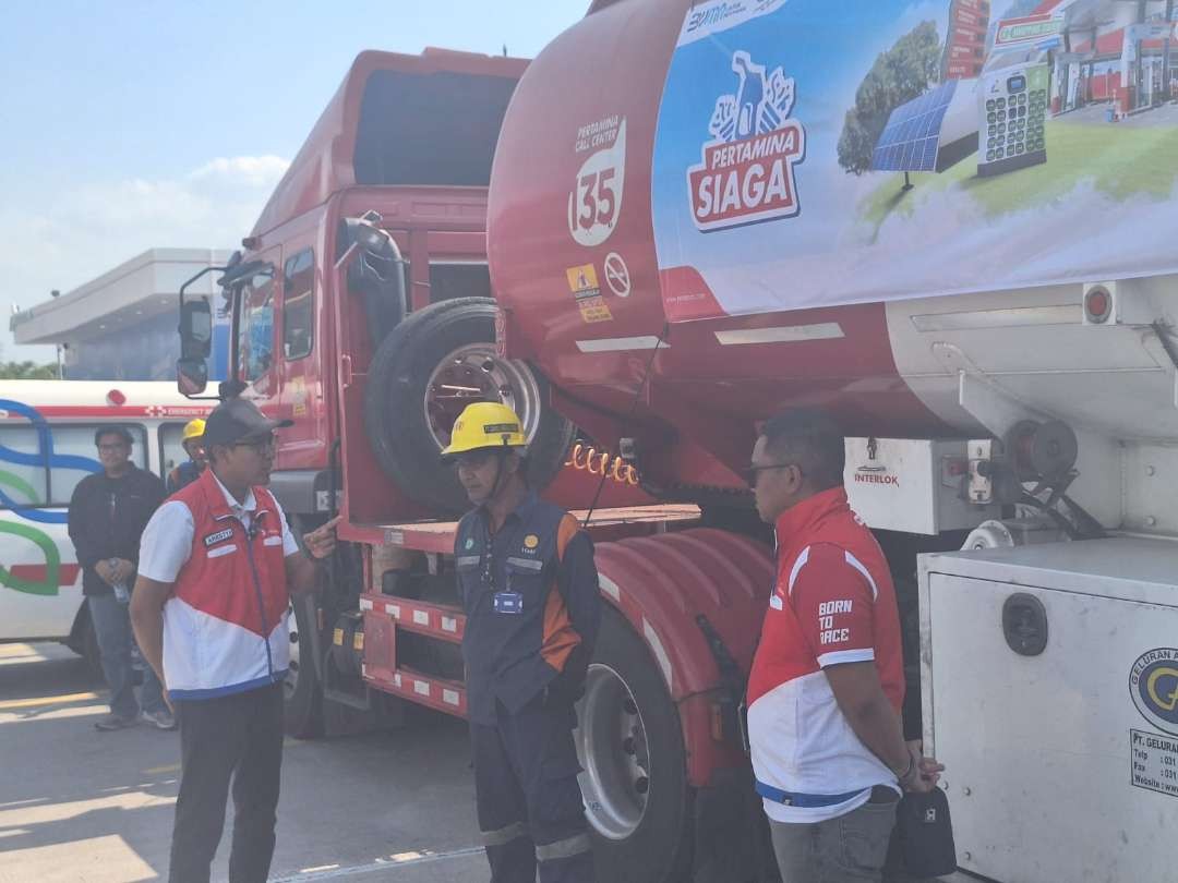 Executive General Manager Pertamina Patra Niaga Regional Jatimbalinus, Dwi Puja Ariestya meninjau mobil tangki terkait persiapan libur Natal dan Tahun Baru (Nataru), Kamis 20 Desember 2023. (Foto: Julianus Palermo/Ngopibareng.id)