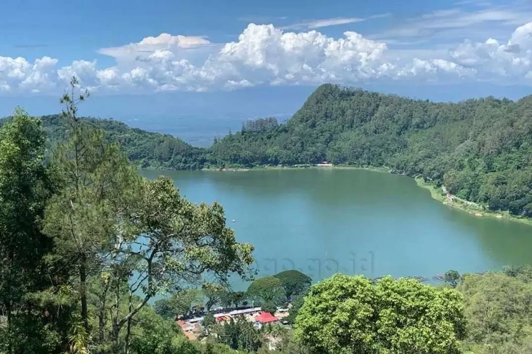 Wisata Telaga Ngebel dilihat dari Ngebel Adventure Park, Ponorogo. (Foto: dok. ponorogo.go.id)