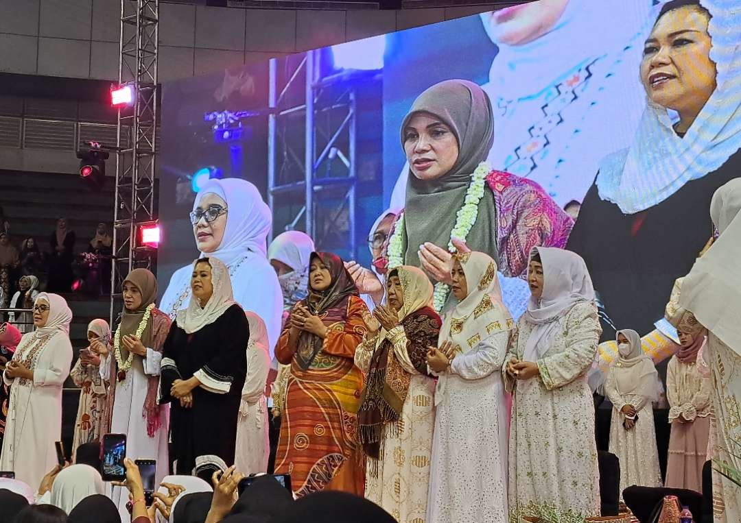 Siti Atikoh bersama Yenny Wahid menutup safari politik dengan doa bersama. (Foto: Pita Sari/Ngopibareng.id)