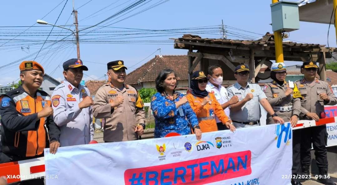 Pemerintah Kota Kediri melalui Dinas Perhubungan memastikan 13 perlintasan kereta api di wilayah Kota Kediri sudah berpalang pintu. (Foto: Fendi Lesmana/Ngopibareng.id)