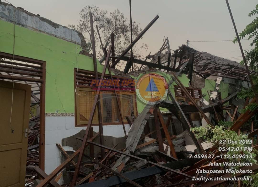 SDN Ngingasrembyong ambruk akibat hujan deras disertai angin. Foto Istimewa (Dokumen BPBD Mojokerto)