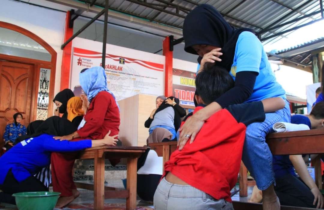 Isak tangis mewarnai sungkeman dan basuh kaki ibu yang digelar dalam rangka peringatan Hari Ibu (Foto: Istimewa)