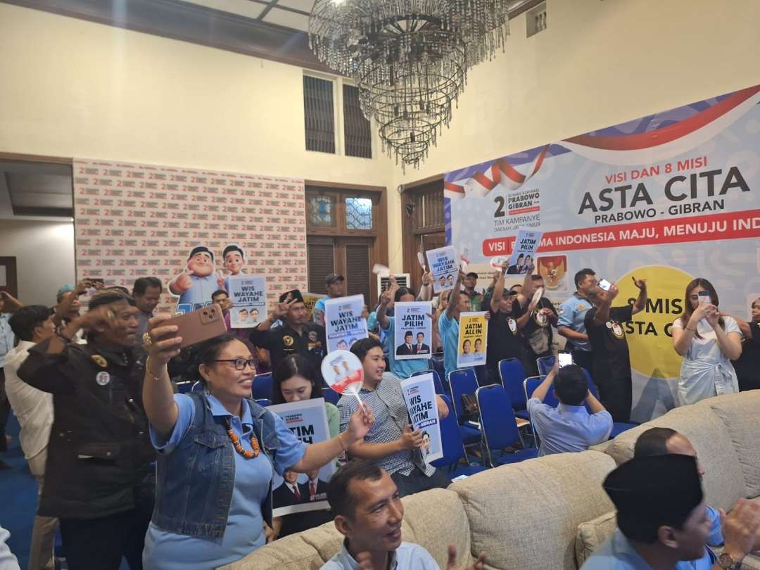 Suasana saat jeda nonton bareng debat Cawapres 2024, di rumah aspirasi TKD Prabowo-Gibran, Jalan Diponegoro, Surabaya. (Foto: Julianus Palermo/Ngopibareng.id)