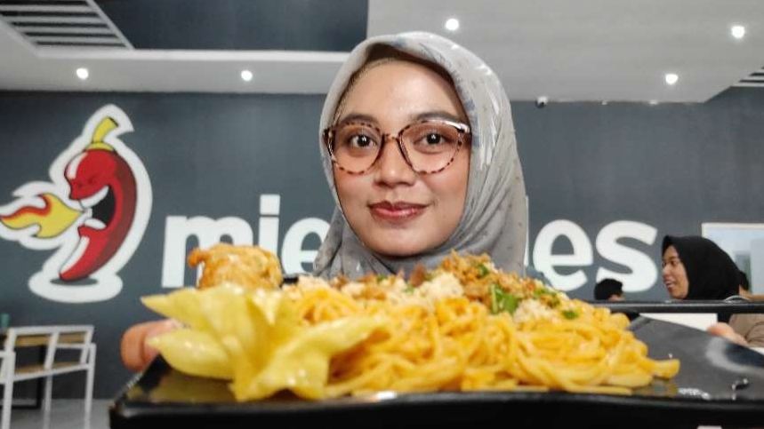 Gerai Mie Judes Kediri yang berlokasi di jalan raya Kediri-Blitar tepatnya di Desa Sambi Kecamatan Ringinrejo, Kediri, selalu ramai pengunjung. (Foto: Fendi Lesmana/Ngopibareng.id)