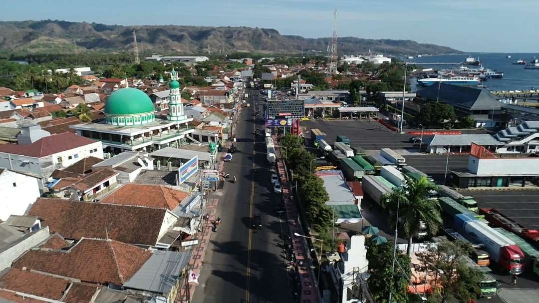 Kendaraan barang tampak masih menumpuk di area parkir pelabuhan Ketapang, Jumat pagi (Foto: Istimewa)