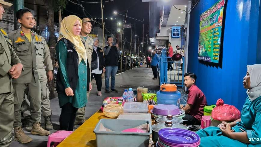 Petugas Gabungan sidak PKL Jalan Dhoho Kota Kediri. (Foto: Fendi Lesmana/Ngopibareng.id)