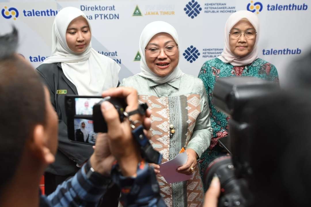 Menteri Ketenagakerjaan (Menaker), Ida Fauziah saat berkunjung ke Kota Surabaya dalam acara talkshow bersama generasi Z. (Foto: Pita Sari/Ngopibareng.id)