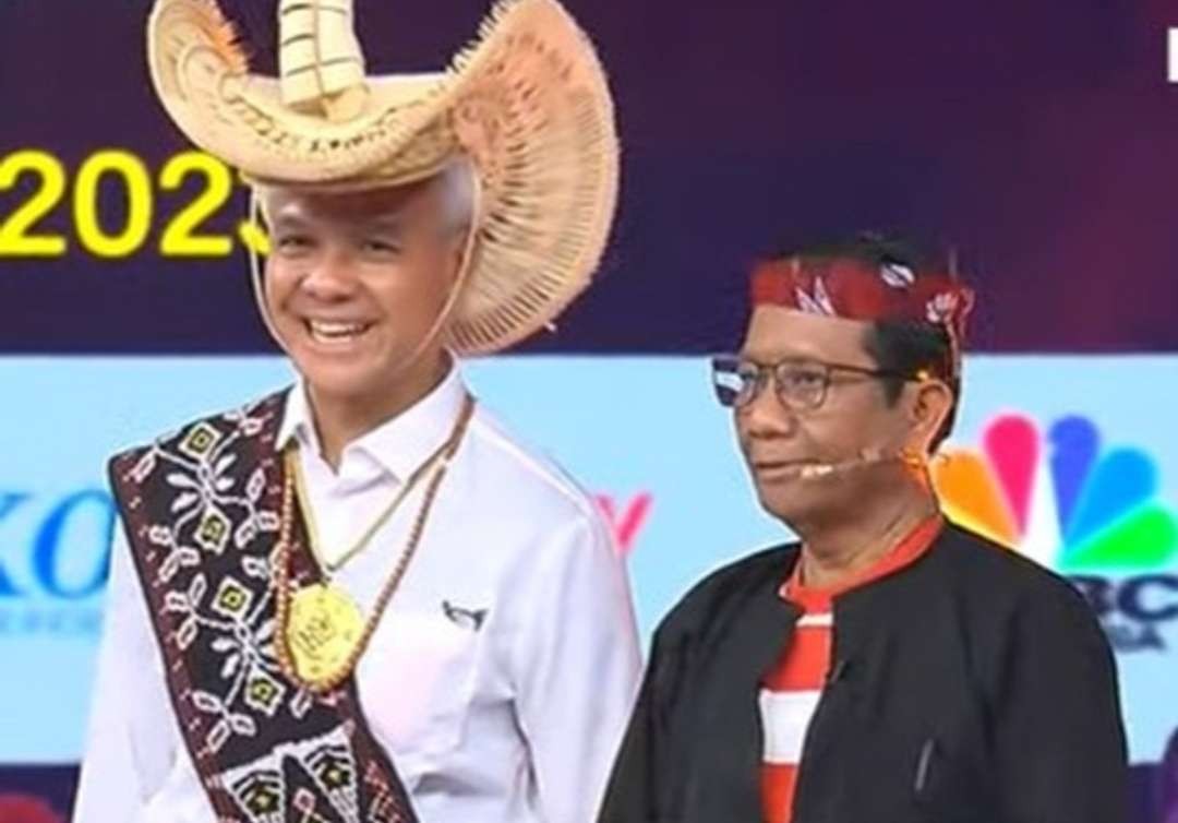 Ganjar Pranowo menemani Mahfud MD di debat cawapres, mengenakan busana adat NTT. Sedangkan Menko Polhukam pakai baju adat Madura, Jumat 22 Desember 2023. (Foto: Istimewa)