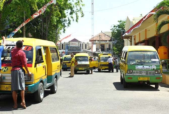 Bawaslu Kota Probolinggo melarang Alat Peraga Kampanye (APK) ditempelkan pada mobil angkutan umum seperti, angkutan kota. (Foto: Ikhsan Mahmudi/Ngopibareng.d)