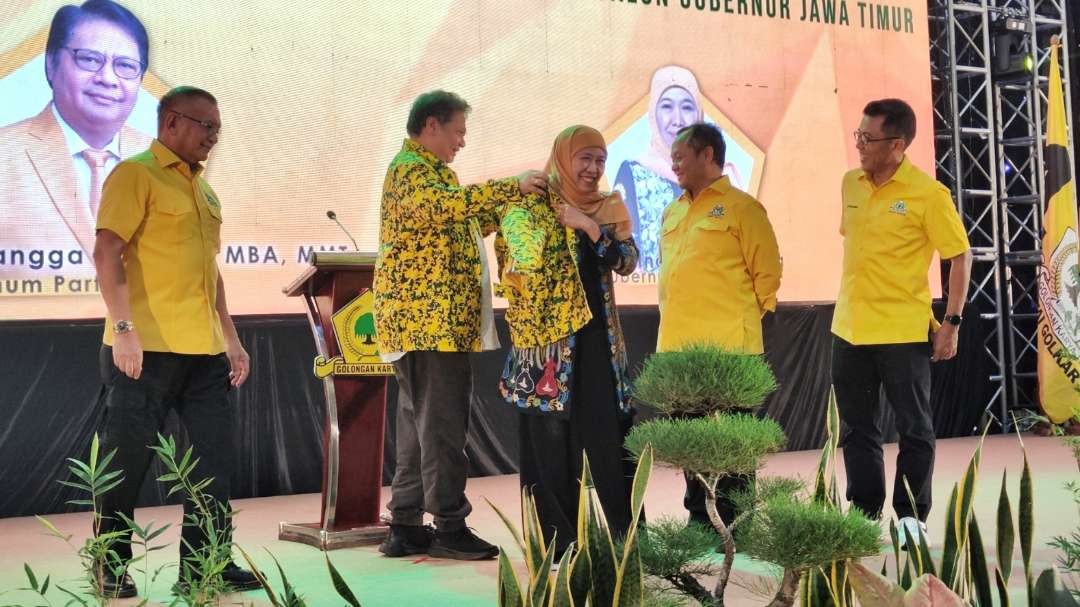 Ketua DPP Partai Golkar, Airlangga Hartarto, saat memakaikan jaket kepada Gubernur Jatim Khofifah Indar Parawansa dalam Rapat Konsolidasi Partai Golkar Jatim di Hotel Utami, Sidoarjo, Sabtu 23 Desember 2023. (Foto: Fariz Yarbo/Ngopibareng.id)