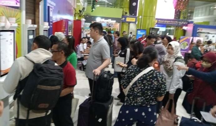 Calon penumpang KAI eksekutif melakukan chek-in di Stasiun Gambir, Jakarta. (Foto' Asmsnu Sudarso/Ngopibareng.id)