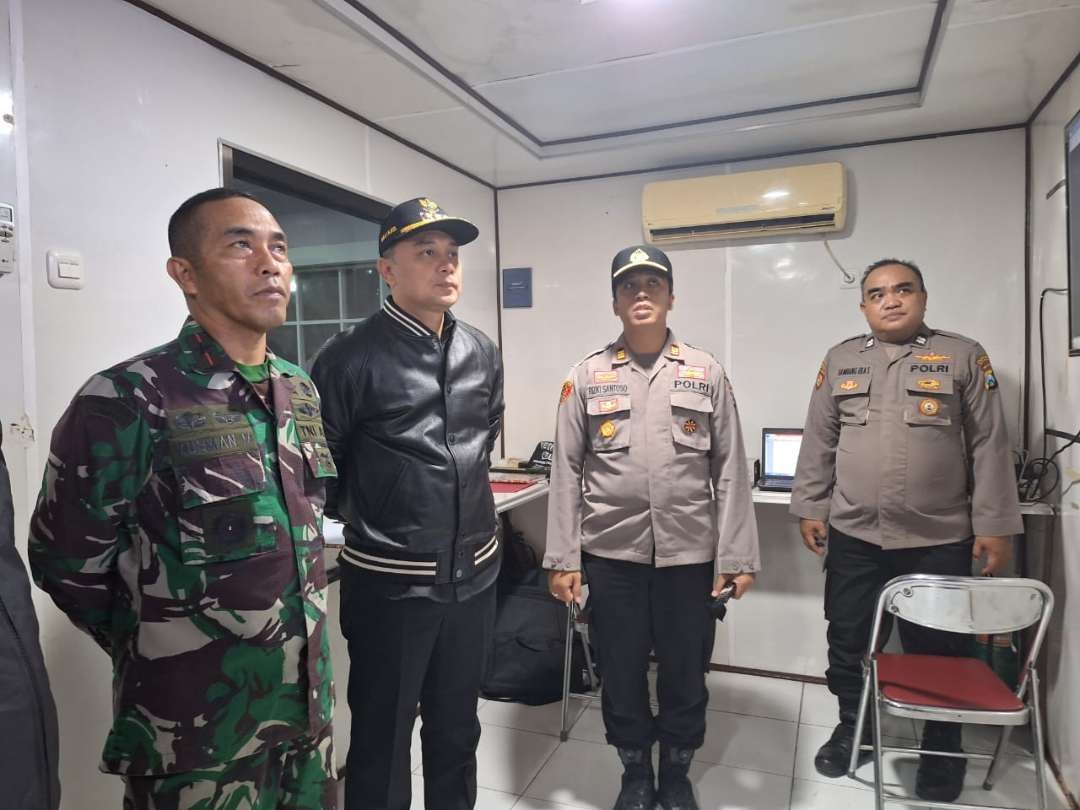 Walikota Surabaya Eri Cahyadi saat meninjau kesiapan pengamanan di pos pengamanan Jalan Polisi Istimewa, Surabaya. (Foto: Julianus Palermo/Ngopibareng.id)