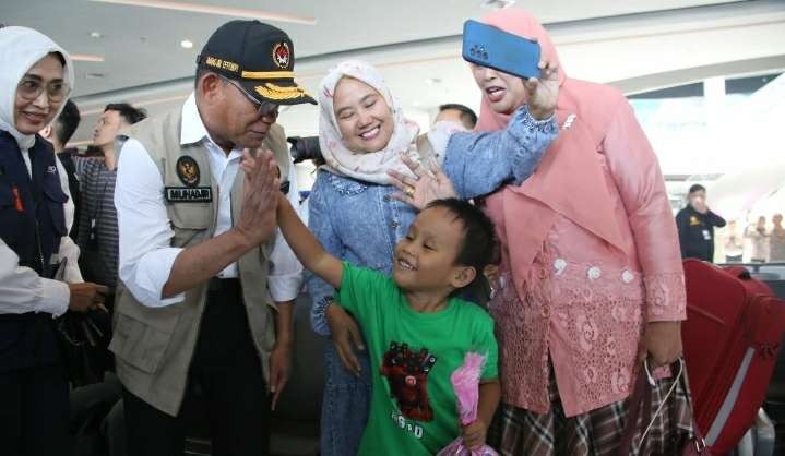 Menteri Koordinator Bidang Pembangunan Manusia dan Kebudayaan (Menko PMK) Muhadjir Effendy blusukan meninjau arus mudik Natal dan Tahun Baru (Nataru) di Pelabuhan Merak, Banten dan Tol Jakarta-Cikampek KM 57, Jawa Barat pada Sabtu 23 Desember 2023.(Foto: istimewa)