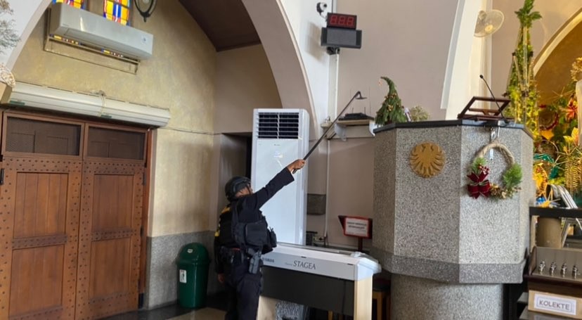 Sterilisasi Gereja Katedral Ijen, Kota Malang oleh Tim Penjinak Bom Brimob Polda Jatim (Foto: Lalu Theo/Ngopibareng.id)