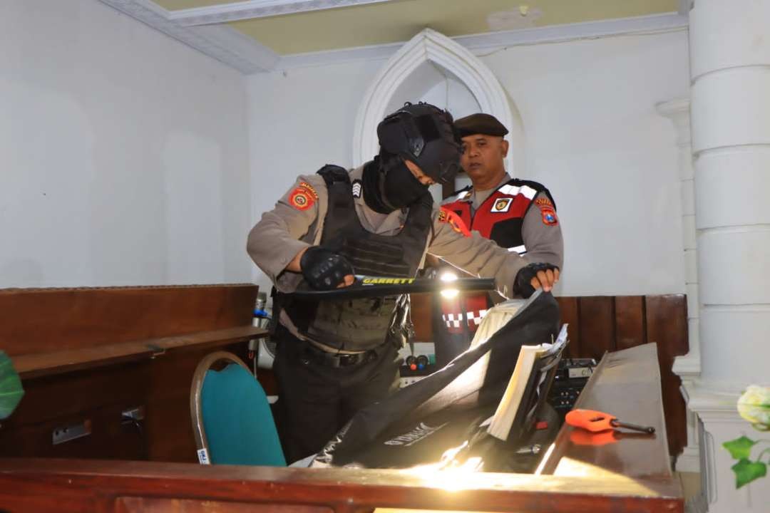 Petugas dari Satuan Samapta Polres Tuban tampak melakukan penyisiran di area gereja. (Foto: Polres Tuban)