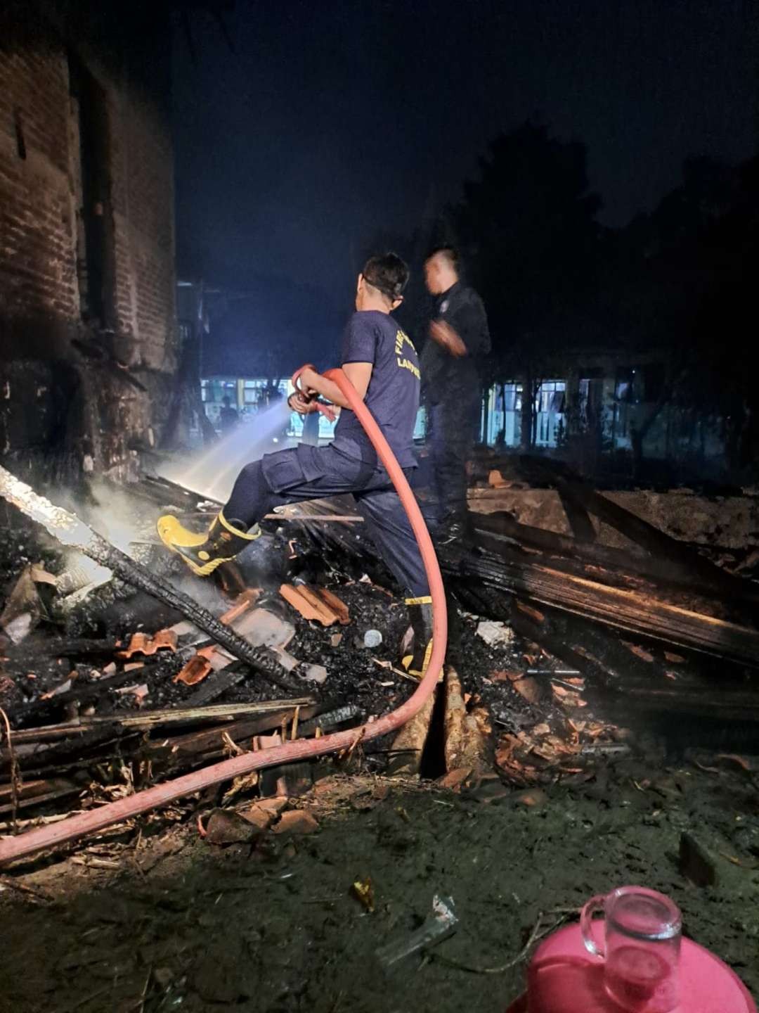 Damkar Korwil Ngimbang sedang memadamkan api kebakaran di Kecamatan Sambeng (Foto : Istimewa)