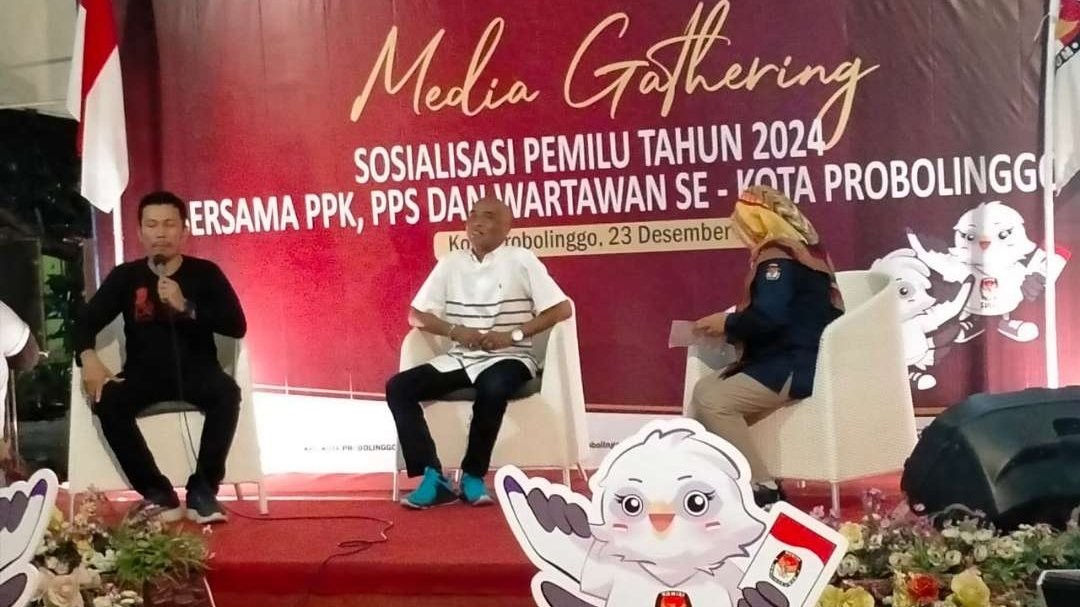 Ketua Mappilu PWI Jatim, Machmud Suhermono (tengah) bersama Komisioner KPU Kota Probolinggo, Radfan Faisal dalam diskusi bersama wartawan, PPK, dan PPS. (Foto: Ikhsan Mahmudi/Ngopibareng.id)