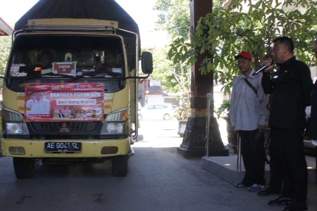 Bupati Ponorogo Sugiri Sancoko saat memberangkatkan 17 truk yang memuat 100 ton pupuk NPK bantuan dari Pemerintah Kabupaten Ponorogo. Pada Kamis 21 Desember 2023. (Foto: dok. kominfo ponorogo)