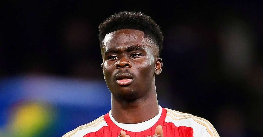 Bukayo Saka meminta maaf usai menyebabkan Kostas Tsimikas mengalami cedera tulang selangka