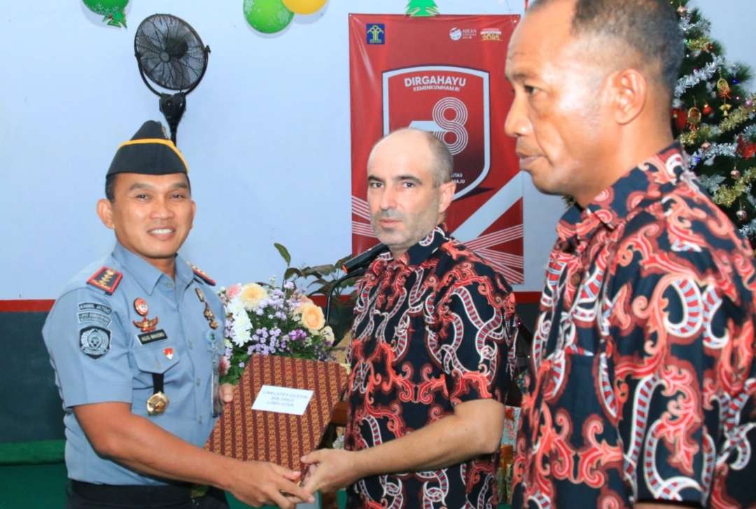 Kepala Lapas Banyuwangi menyerahkan SK remisi kepada salah satu Warga Binaan (Foto: istimewa)