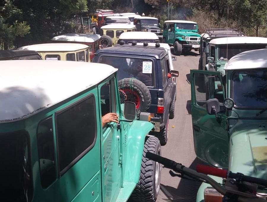 Jip-jip wisata yang hendak turun ke Lautan Pasir (Kaldera) Bromo tampak mengular di Dusun Cemorolawang, Desa Ngadisari, Kecamatan Sukapura, Kabupaten Probolinggo. (Foto: Ikhsan Mahmudi/Ngopibareng.id)