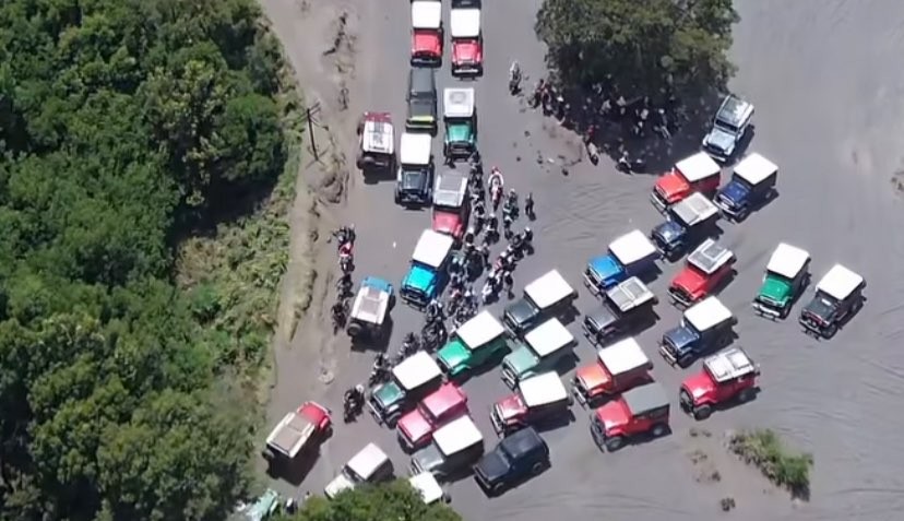 Antrean kendaraan di kawasan Taman Nasional Bromo Tengger Semeru (Foto: Instagram/@Inijawatimur)