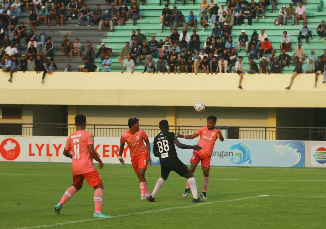 Persela (pink)saat menjamu Persipa Pati di Tuban Sport Centre (Foto :Istimewa)