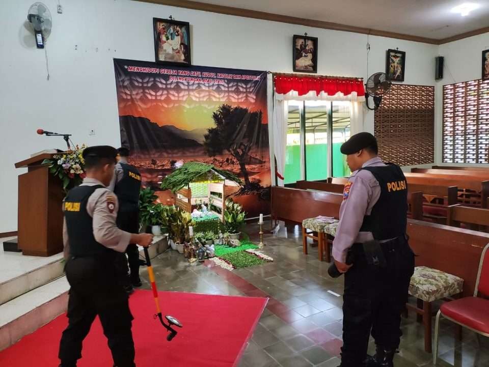 Anggota Polres Trenggalek saat melakukan pengecekan di beberapa sudut salah satu gereja yang ada di Kabupaten Trenggalek pada misa Natal Senin 25 Desember 2023. (Foto: dok. polres trenggalek)