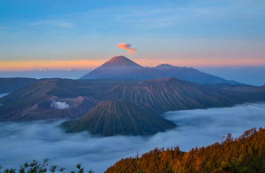 Gunung Semeru di Kabupaten Lumajang, Jawa Timur kembali erupsi dengan tinggi kolom letusan teramati sekitar 1 kilometer, Senin 25 Desember 2023. (Foto ilustrasi: Unplas)