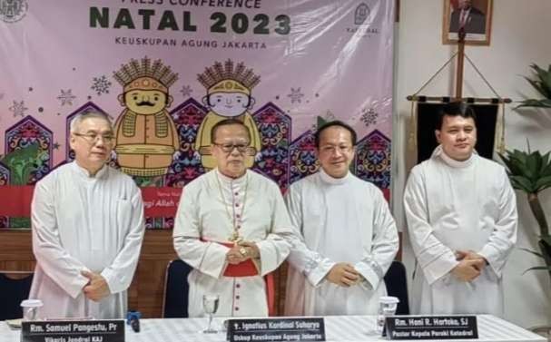 Uskup Agung Jakarta Ignatius Kardinal Suharyo (dua dari kanan) saat konferensi pers setelah pelaksanaan Misa Pontifikal Natal di Gereja Katedral, Jakarta. (Foto: KAJ)