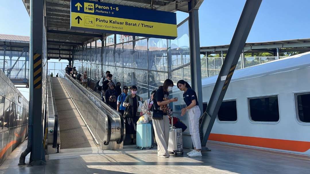 Penumpang kereta api jarak jauh di Stasiun Malang. (Foto: Dok. PT KAI Daop 8)