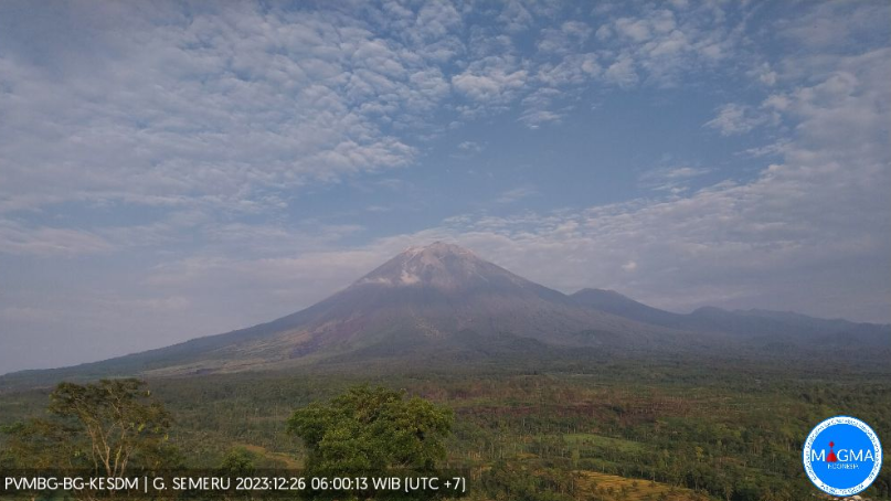 Petugas Pos Pengamatan Gunung Api Semeru di Gunung Sawur, mencatat getaran banjir akibat lahar dingin Gunung Semeru, pada Senin siang hingga sore. (Foto: Magma ESDM)