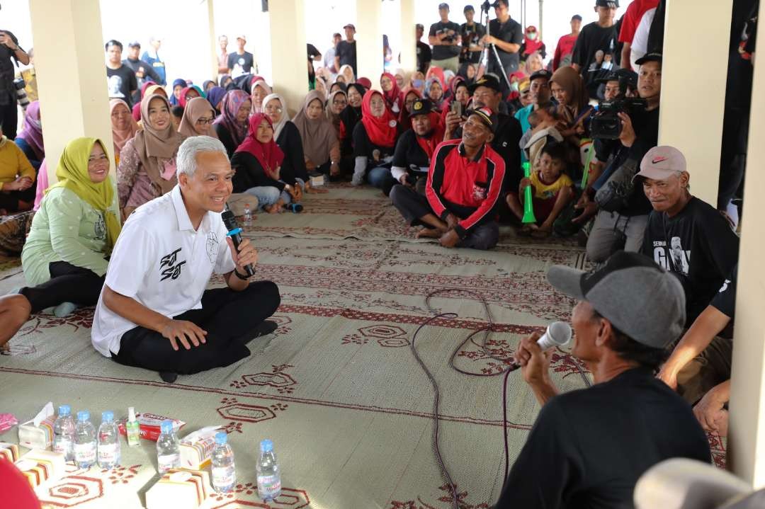 Capres Ganjar Pranowo dialog dengan para petani saat pemaparan program menambah kuota pupuk. (Foto: Istimewa)