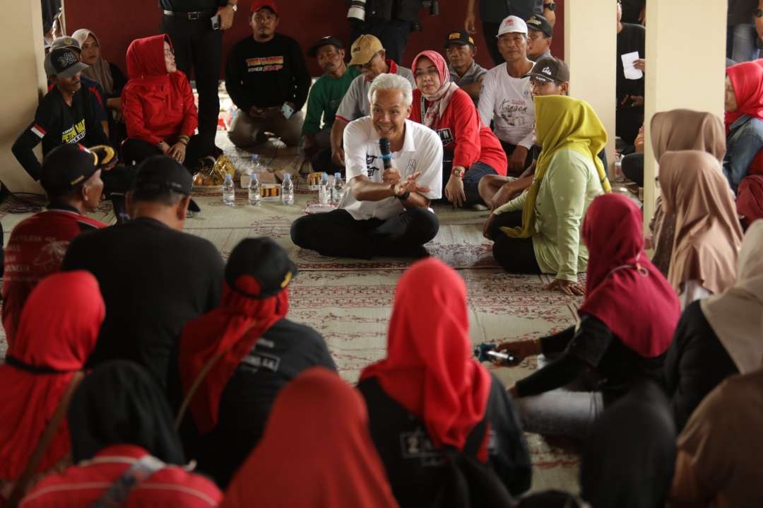 Capres Ganjar Pranowo dilarang memberikan bantuan modal untuk warga, karena melanggar peraturan karena tergolong money politic. (Foto: Istimewa)