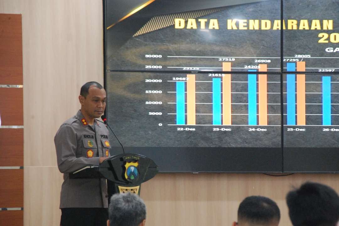 Kapolres Malang, AKBP Putu Kholis Aryana, memaparkan data kendaraan yang masuk ke wilayah Malang lewat Tol Malang-Pandaan saat konferensi pers Akhir Tahun Polres Malang, di Gedung Sanika Satyawada, Mapolres Malang, pada Selasa, 26 Desember 2023. (Foto: Moh Badar Risqullah/Ngopibareng.id)