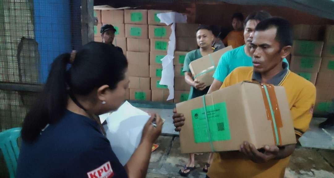 Pekerja memindahkan surat suara ke dalam Gudang Bulog. (Foto: Deni Lukmantara/Ngopibareng.id)