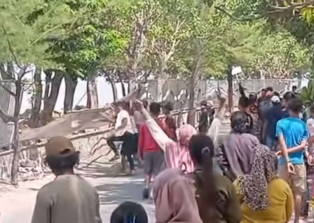 Perusakan pagar di Pantai Watu-Watu Kenjeran pada minggu lalu yang dilakukan PKL. (Foto: Tangkapan Layar)