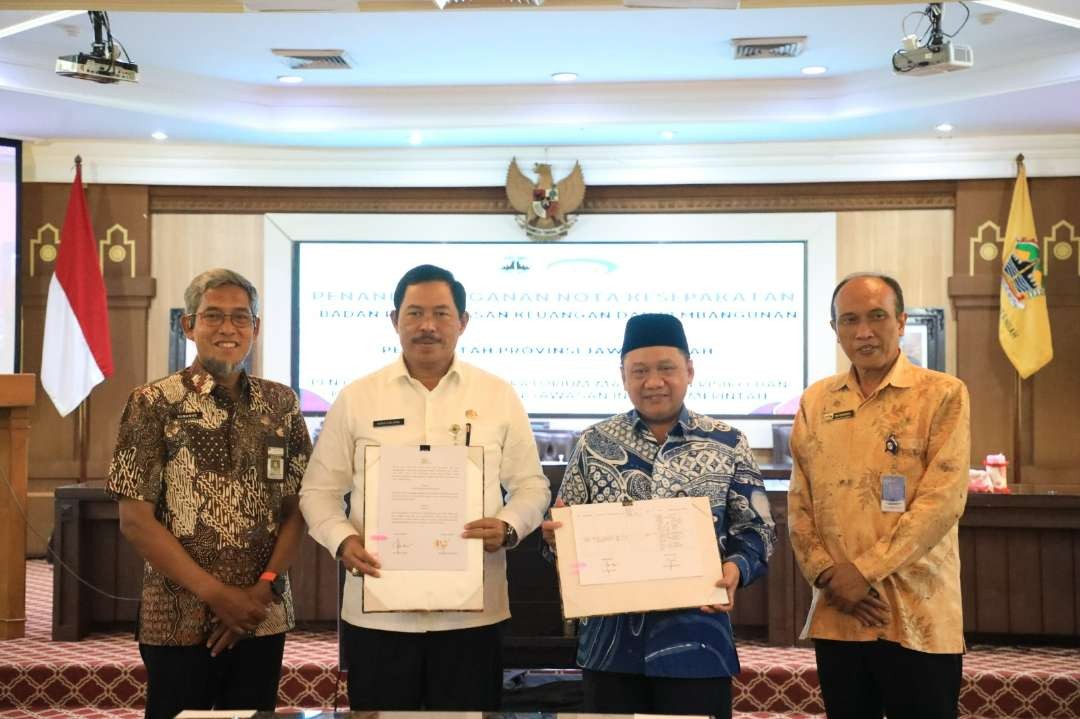 Pj Gubernur Jawa Tengah Nana Sudjana (dua dari kiri) bersama Deputi Kepala BPKP Bidang Pengawasan Penyelenggaraan Keuangan Daerah, Raden Suhartono (ketiga dari kiri) menunjukkan lembar kerja sama yang ditandatangani kedua belah pihak. (Foto: Pemprov Jateng)