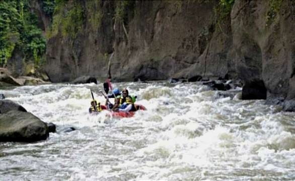 Seorang mahasiswa tewas tenggelam, setelah perahu karet terbalik saat arung jeram di Sungai Sampean Bondowoso, Jawa Timur. (Foto: Disparbudpora Bondowoso)