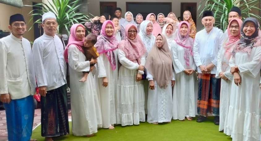 Prof KH Muhammad Bisri Fattah Karim, Pengasuh Ponpes Bahrul Maghfiroh Malang bersama jemaah pengajiannya di Surabaya, pimpinan Hj Faridatul Hanum. (Foto:adi/ngopibareng.id)