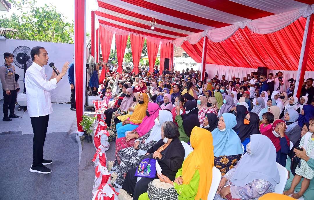 Presiden Jokowi berinteraksi dengan masyarakat penerima bantuan BLT El Nino (Foto: Biro Setpres)